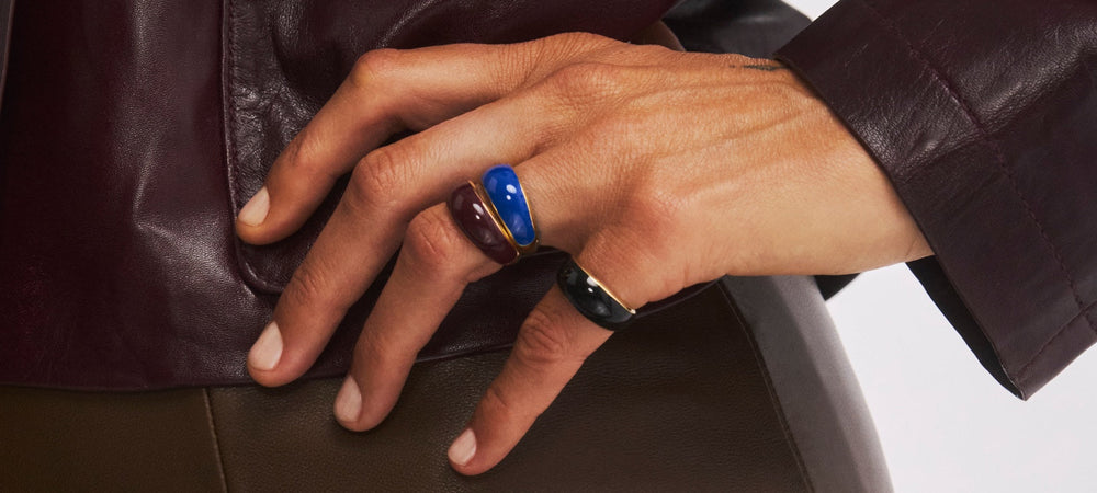 Pierścionek na mały palec – symbol, historia i współczesny powrót pinky ring