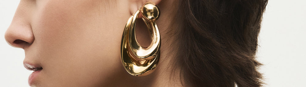 Bijoux XXL – comment porter et styliser les grands accessoires ?